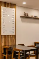 우드 루버와 정갈한 메뉴판의 한식당 홀